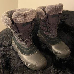 Black Columbia snow boots size 9